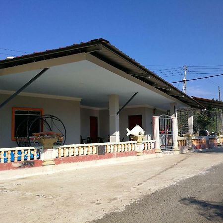 Homestay Koperasi Surau Alfalah Semporna Ngoại thất bức ảnh
